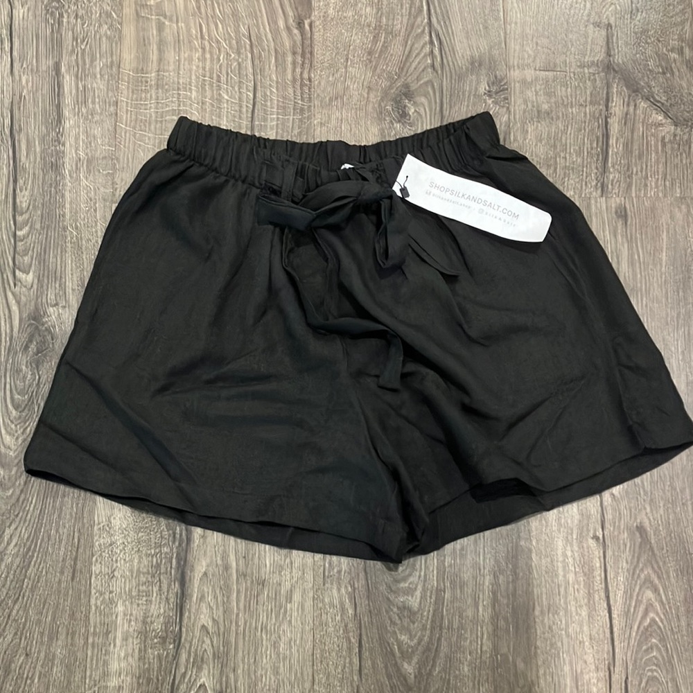 Women’s L black drawstring short with pockets